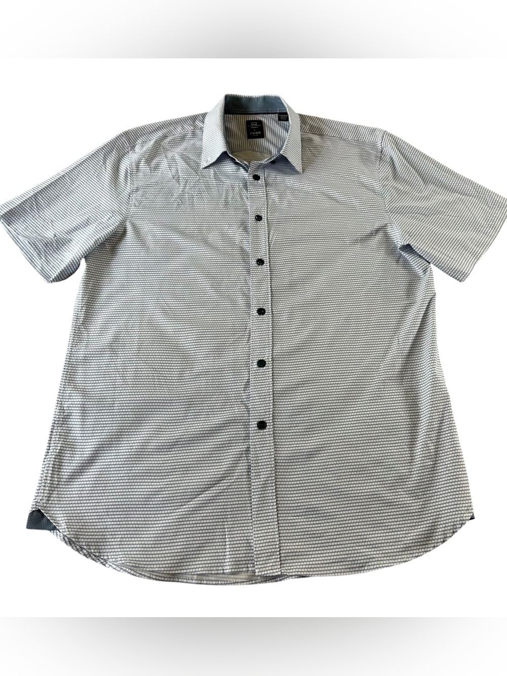 Michael Strahan Short-Sleeve Button-Down Shirt in Navy and White - Men’s Large